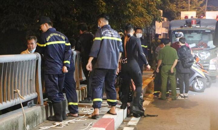 Đang đi cùng bạn gái, nam thanh niên dừng xe nhảy cầu ở Bình Thạnh