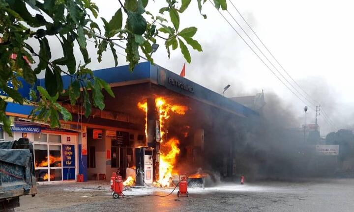 Lái xe ô tô đạp nhầm chân ga làm cây xăng ở Thừa Thiên - Huế bốc cháy