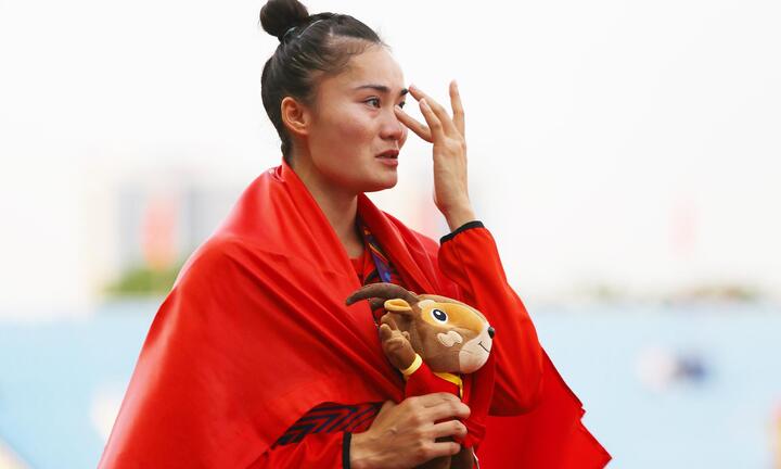 Quách Thị Lan rưng rưng khóc khi hát Quốc ca trên bục nhận HCV SEA Games