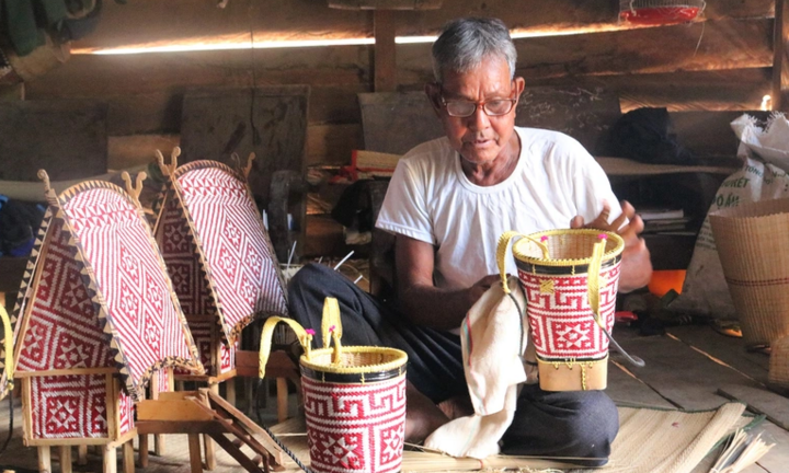 Video: Cụ ông kiếm bộn tiền nhờ làm nhà rông Tây Nguyên thu nhỏ