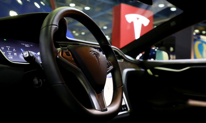 Xe điện Tesla có thể bị tin tặc bẻ khóa vì chiều lòng người dùng