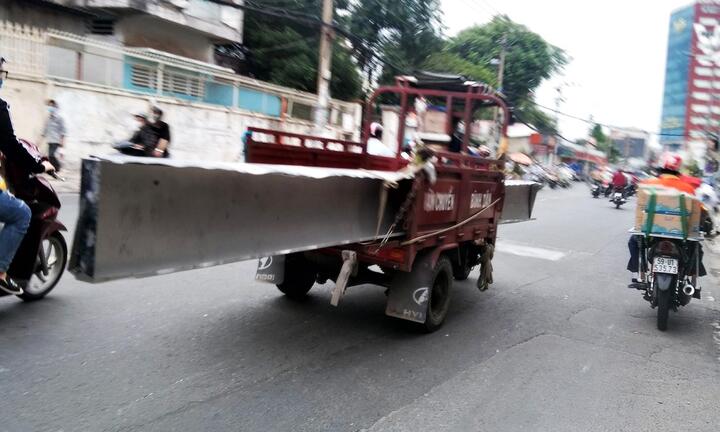 Bị CSGT TP.HCM xử phạt, tài xế xe tự chế nói 'giờ bị phạt cũng phải chịu thôi' 