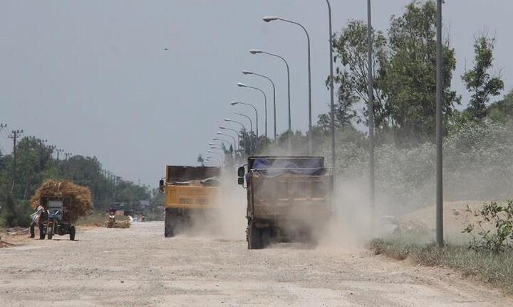 'Binh đoàn' xe tải cày nát đường ven biển nối 2 khu kinh tế Quảng Nam–Quảng Ngãi