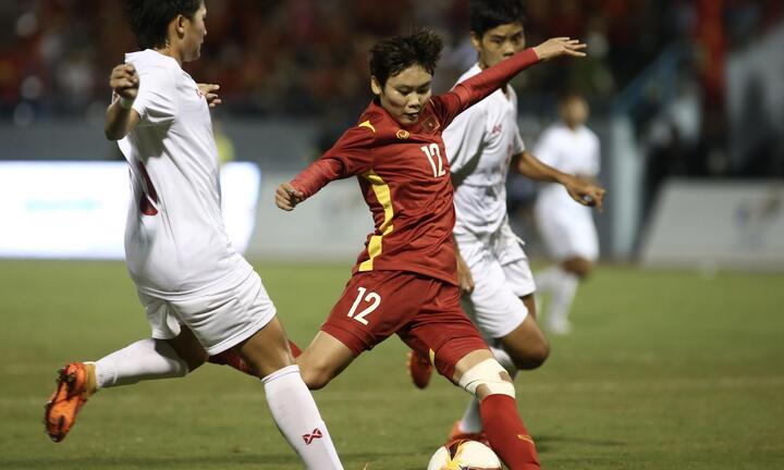 HLV Mai Đức Chung: 'Cờ đỏ sao vàng rợp khán đài thôi thúc chúng tôi rất nhiều'