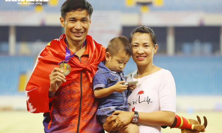 Vợ Nguyễn Văn Lai bế con, âu yếm ngắm chồng nhận HCV SEA Games 31