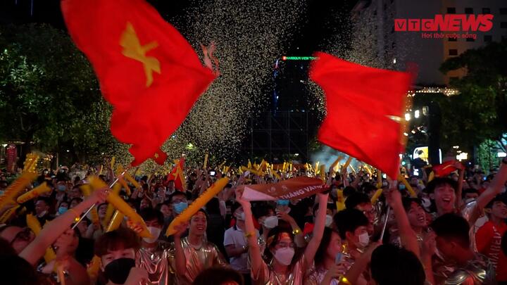 Video: Cổ động viên mừng chiến thắng của U23 Việt Nam trên phố đi bộ Nguyễn Huệ