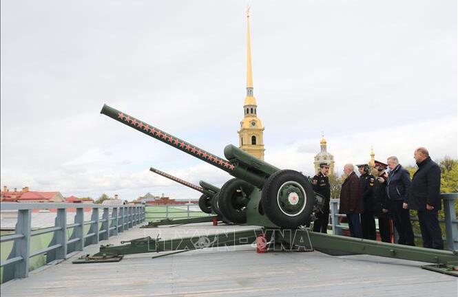 Nga bắn pháo chào mừng 132 năm Ngày sinh Chủ tịch Hồ Chí Minh