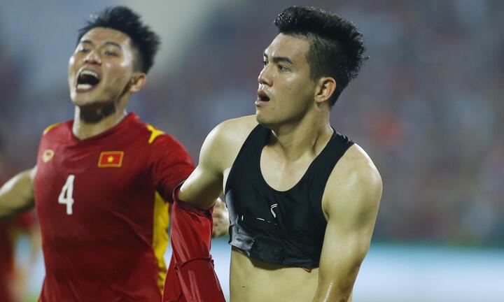 Tiến Linh cởi áo ăn mừng, HLV Park Hang Seo không hài lòng