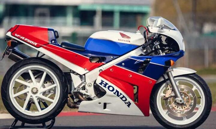 Siêu môtô Honda 32 năm tuổi được bán đấu giá cao kỷ lục