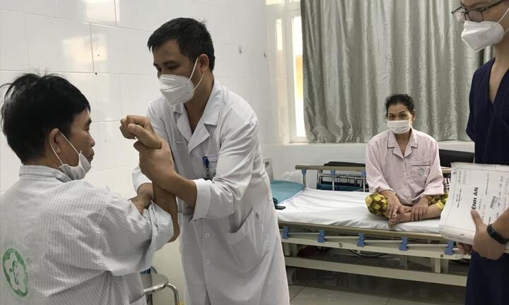 Ăn thảo mộc mong trị bệnh, kết quả bị liệt toàn thân