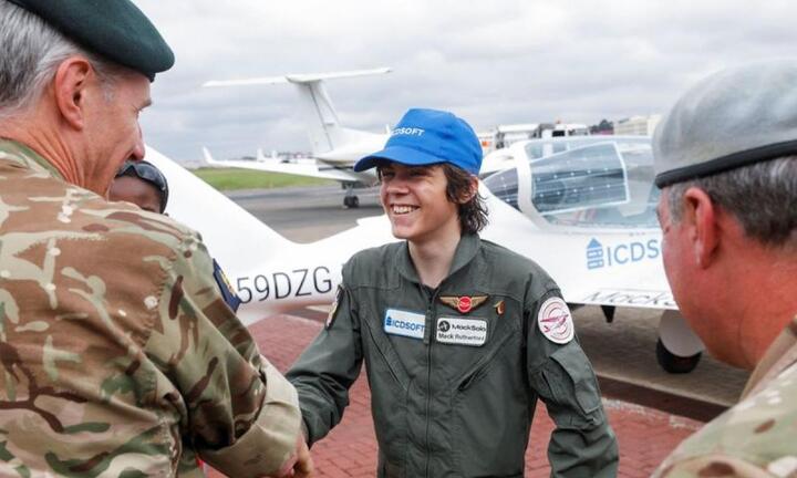 Cậu bé 16 tuổi một mình bay vòng quanh thế giới