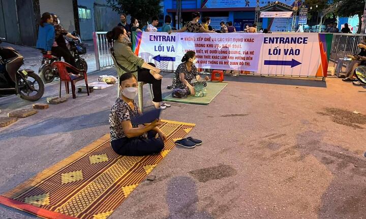Ròng rã xếp hàng từ sáng đến đêm chờ vé xem chung kết Việt Nam vs Thái Lan