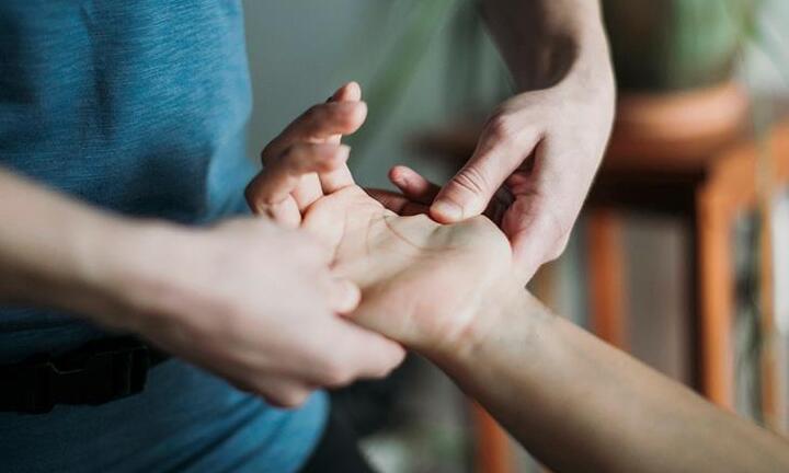 Những thay đổi 'lạ' trên bàn tay tiết lộ chức năng thận hoạt động bất thường