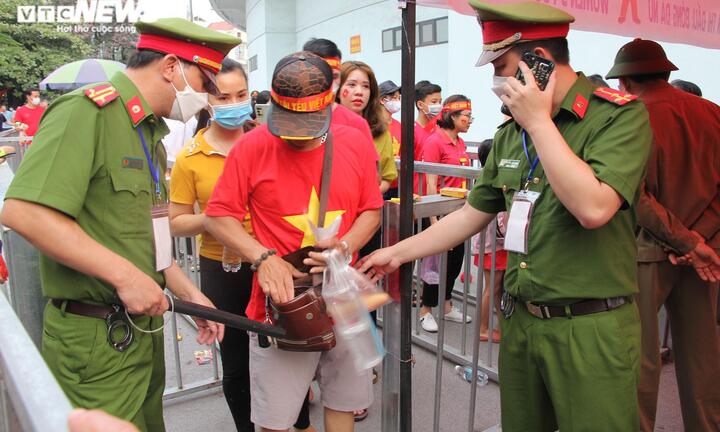 Ảnh: Thắt chặt an ninh vào sân Cẩm Phả xem chung kết bóng đá nữ SEA Games 31