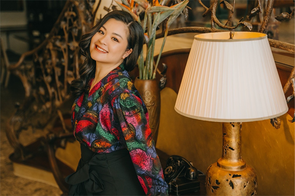 MC Thu Hương biến hoá cùng trang phục vintage