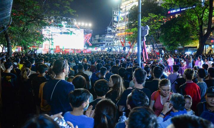 Hết mưa, người dân Hà Nội rủ nhau lên Bờ Hồ xem đội tuyển U23 đá chung kết