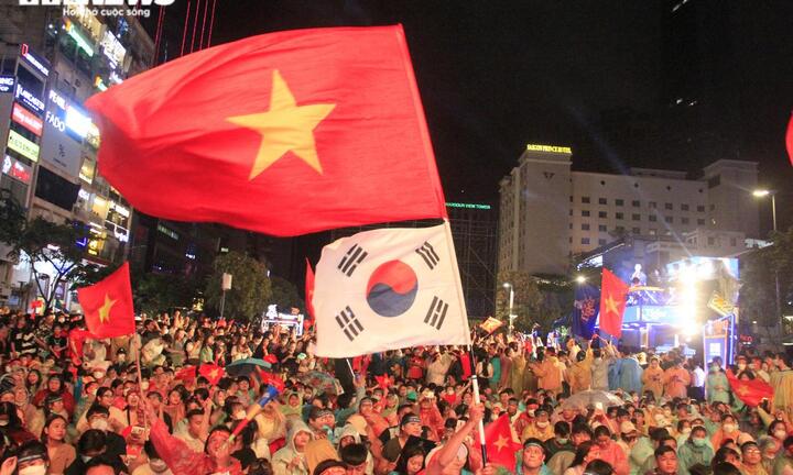 TP.HCM: Người hâm mộ phủ kín phố đi bộ Nguyễn Huệ cổ vũ đội tuyển U23