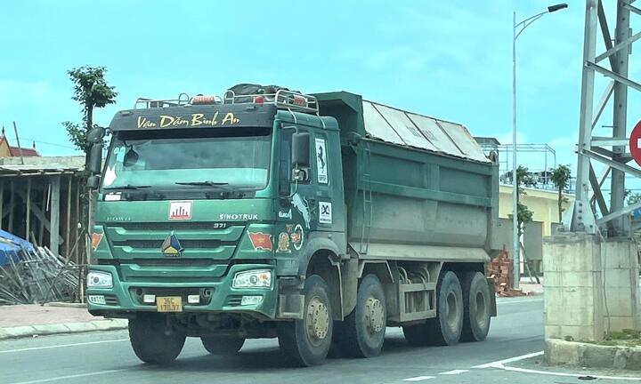 Xe tải dán logo 'lạ' vô tư cơi nới thành thùng, đông như đi trẩy hội ở Nghi Sơn