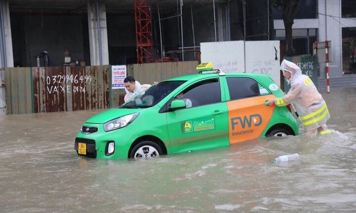 Ảnh: CSGT Vĩnh Phúc bì bõm lội nước đẩy xe giúp dân vượt qua điểm ngập