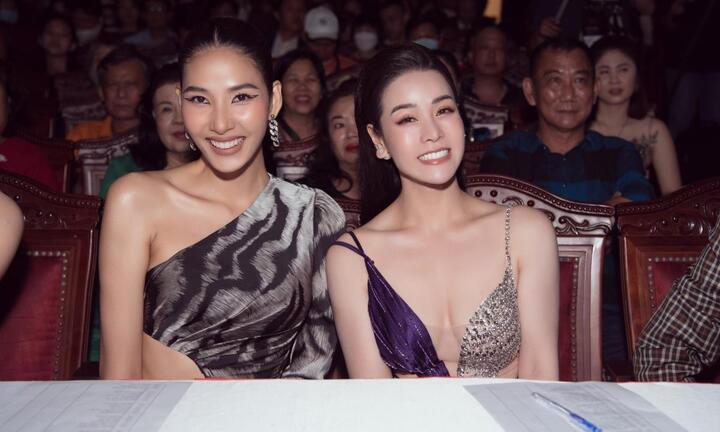 Nhật Kim Anh diện váy xẻ, khoe body nuột như thí sinh hoa hậu