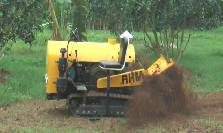 Video: Thợ sửa xe chế máy nông nghiệp đa năng điều khiển từ xa ở Hà Nội