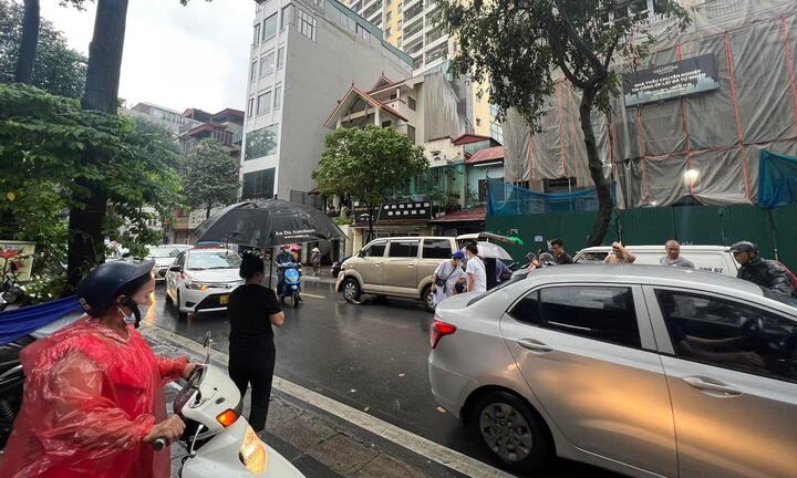 Hà Nội: Va chạm với một phụ nữ đi xe ga, người đàn ông bị ô tô tông thiệt mạng