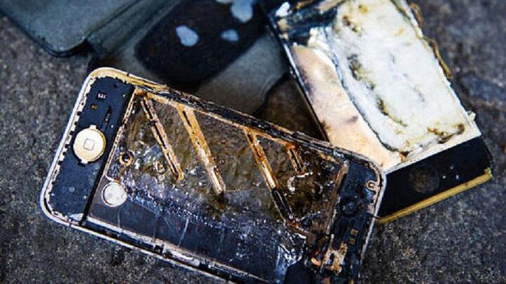 Chơi điện tử trên điện thoại đang sạc, nam thanh niên nát cả bàn tay