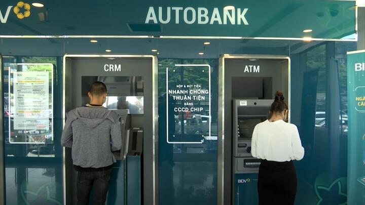 Video: Người dân trải nghiệm rút tiền tại ATM bằng CCCD gắn chip ở Hà Nội