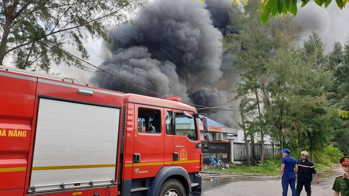 Ảnh: Cháy lớn ở cụm công nghiệp Trảng Nhật, khói đen bao trùm công ty may 