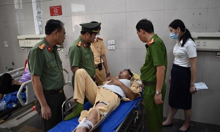 Nam thanh niên vượt đèn đỏ, tông bị thương CSGT ở Ninh Bình