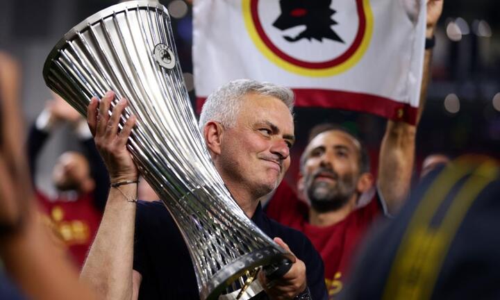 AS Roma vô địch Conference League, Jose Mourinho bật khóc 