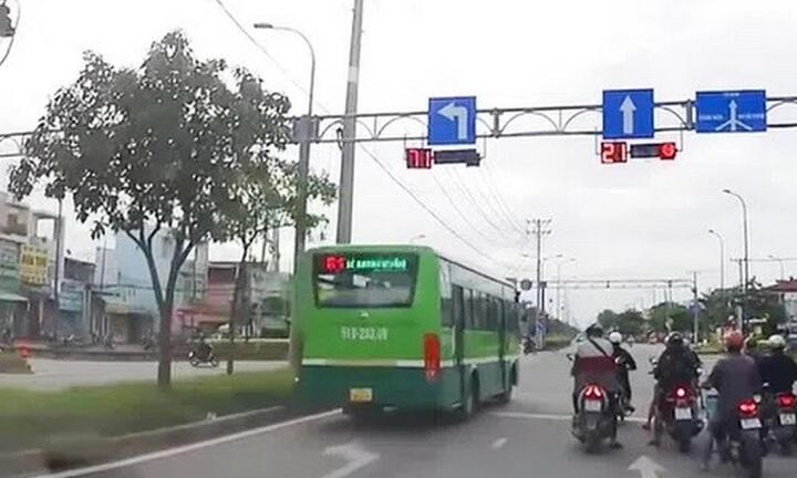 Xử phạt lái xe buýt ở TP.HCM phóng như bay vượt đèn đỏ