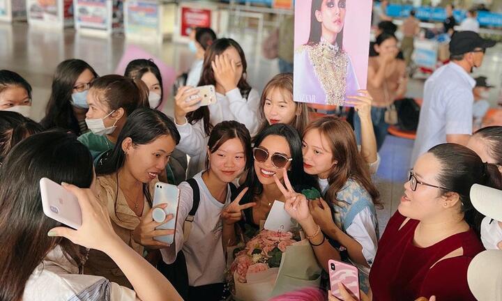 Hoa hậu Trái đất 2015 được fan chào đón khi tới Việt Nam