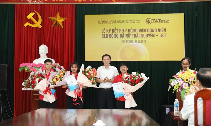 Bản hợp đồng lịch sử của bóng đá nữ Việt Nam