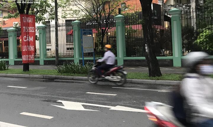 Bất chấp biển cấm, người dân vẫn đi ngược chiều gần khu vực cầu Thủ Thiêm 2 