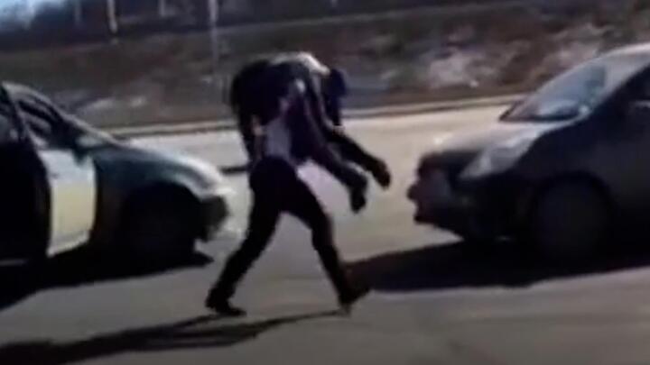 Video: Gây sự với nữ 'cao thủ', nam tài xế nhận cái kết đắng