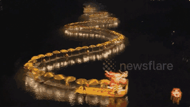 Video: Ngoạn mục chiếc thuyền rồng dài 700m uốn lượn trên sông