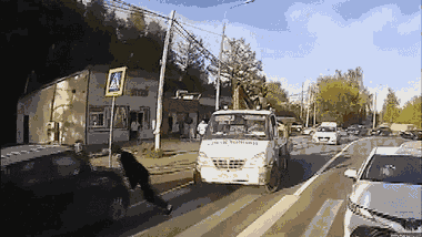 Video: Nữ tài xế đổ bệnh giữa đường, ô tô lao vào làn ngược chiều