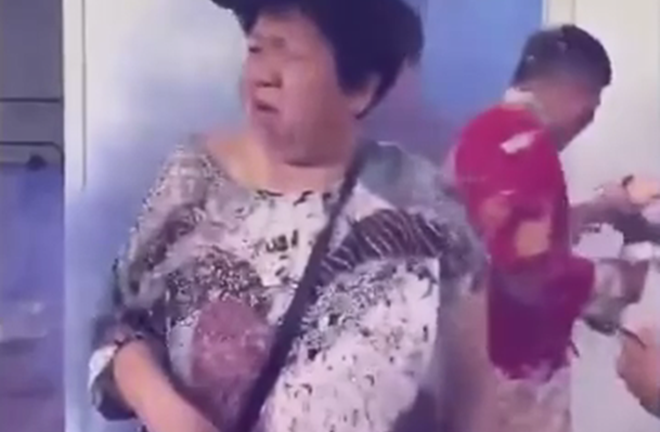 Bị làm khó khi rước dâu, phù rể ném bom khói khiến nhà gái tán loạn