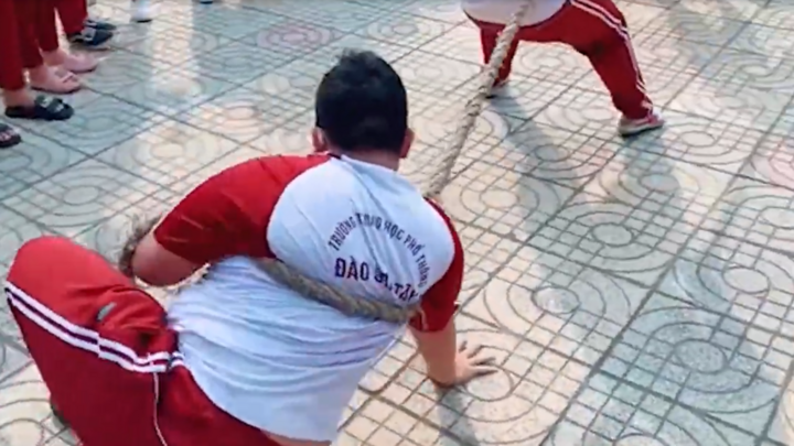 Lăn bò ra sân, nam sinh dùng thân hình mập mạp để thắng kéo co