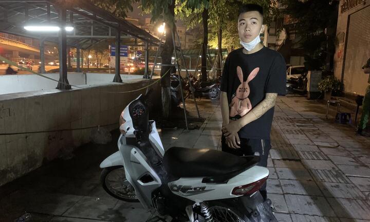 Nam thanh niên 5 tháng mất xe máy 2 lần, đều được Công an Hà Nội trao trả