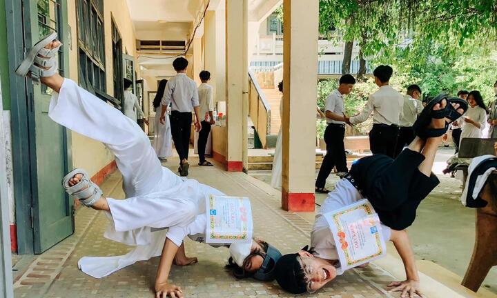 Muôn kiểu check-in bá đạo ngày bế giảng: Không có hài nhất, chỉ có hài hơn