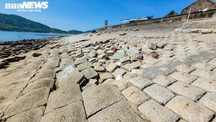 Hà Tĩnh: Dân sống bất an bên kè biển sạt lở nghiêm trọng 