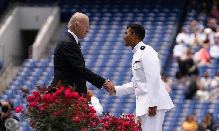 Cậu bé chăn bò tốt nghiệp Học viện Hải quân Hoa Kỳ