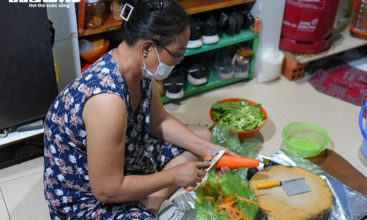 Người mẹ nghèo ở TP.HCM rơi lệ vì cái gì cũng tăng giá, con trai phải nghỉ học 