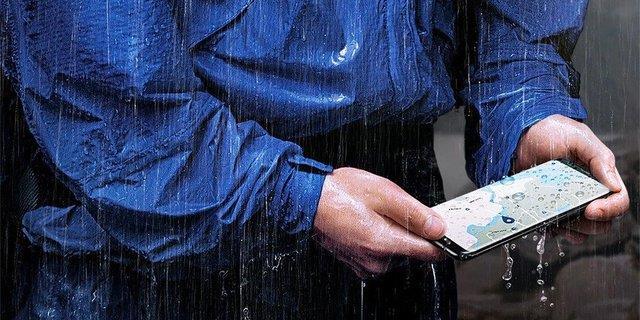 Smartphone tầm trung kháng nước để đi biển, đâu là lựa chọn dành cho bạn?