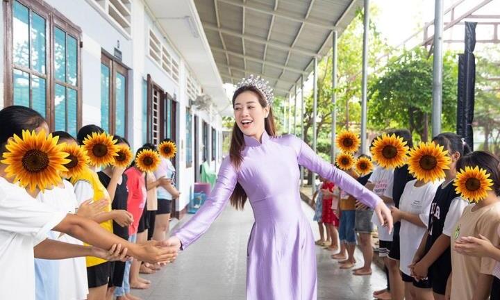 Giữ lời hứa, Hoa hậu Khánh Vân đội vương miện thăm các em nhỏ bị xâm hại