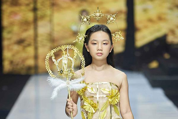 Mẫu nhí 10 tuổi Tuyết Nghi trình diễn chuyên nghiệp trên sàn diễn thời trang