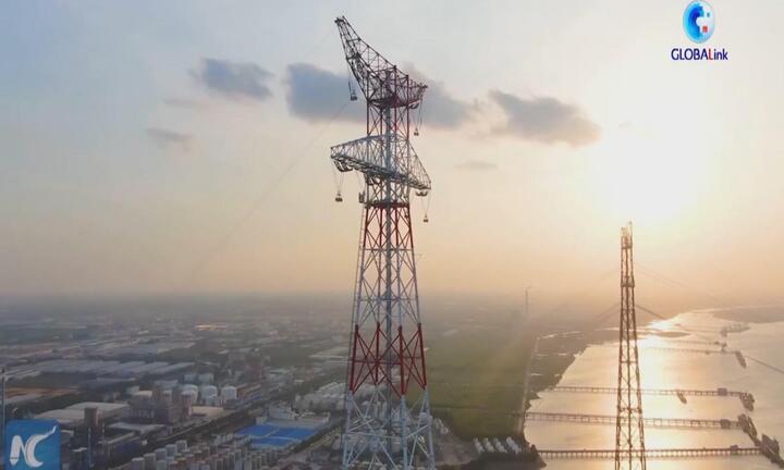 Video: Tháp truyền tải điện cao nhất thế giới bắc qua sông Trường Giang