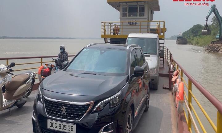 Video: Bến phà qua sông Hồng thu vé cao gấp 4 lần